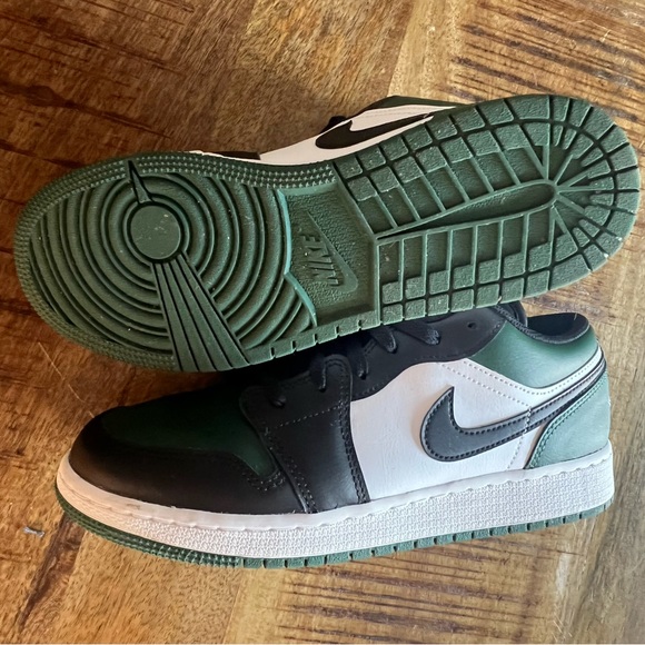 Jordan 1 Low Green Toe - Picture 2 of 4